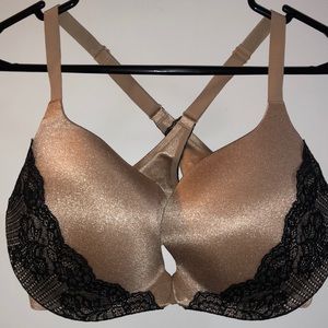 38D beautiful NWT Victoria Secret with black lace and front closure Bra.